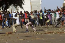 Volby v Zimbabwe ovládla strana prezidenta Mnangagwy. Stoupenci opozice se střetli s armádou