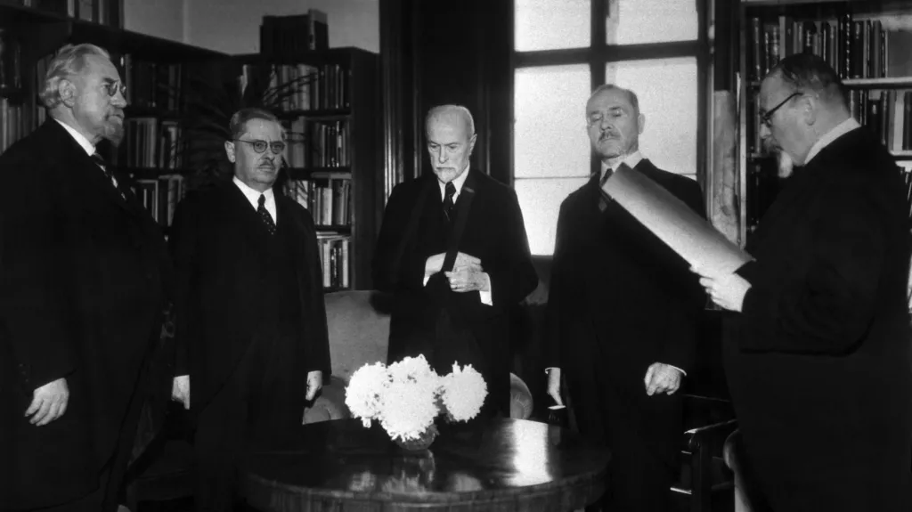 Tomáš Garrigue Masaryk abdikoval za přítomnosti (zleva) předsedů obou parlamentních komor Františka Soukupa a Jana Malypetra a premiéra Milana Hodži. Vpravo je prezidentův kancléř.