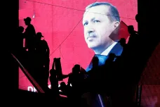 Čistky v Turecku se dotkly už desetitisíců. Na duchovního Gülena byl vydán zatykač