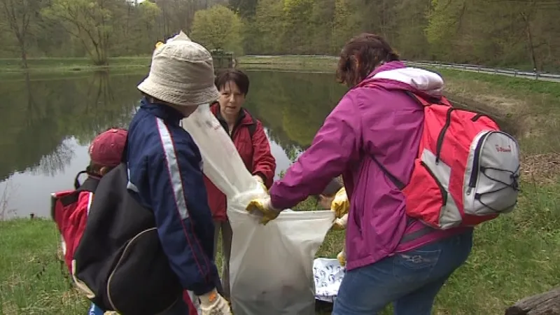 S úklidem pomáhají děti i dospělí