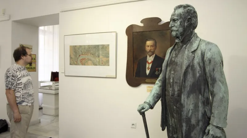 Socha Heinricha Mattoniho z roku 1914 a jeho portrét