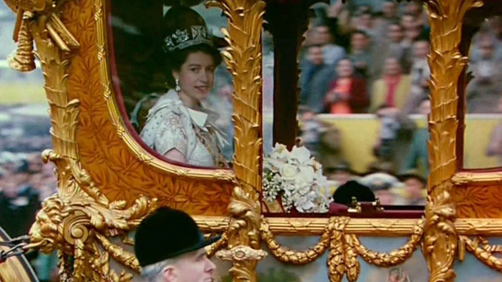 Alžběta II. přijíždí na korunovaci