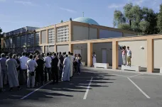 Francie zkontroluje desítky mešit, chce podchytit radikalismus