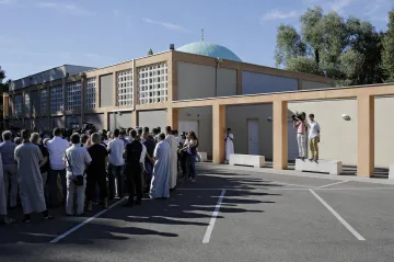 Francie zkontroluje desítky mešit, chce podchytit radikalismus