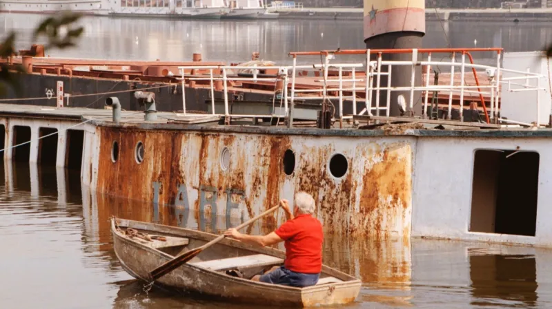 Konec Labe na Vltavě: po desetiletí chátrání u železničního mostu se prorezlý parník Labe potopil