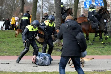 Pandemie ve světě: Irští experti chtějí přerušit očkování AstraZenecou, v Haagu rozehnali demonstraci proti opatřením