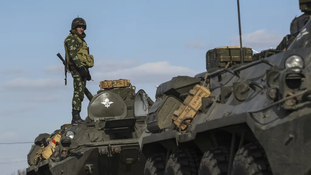 Ukrajinský voják stojící na obrněném transportéru v Chersonské oblasti