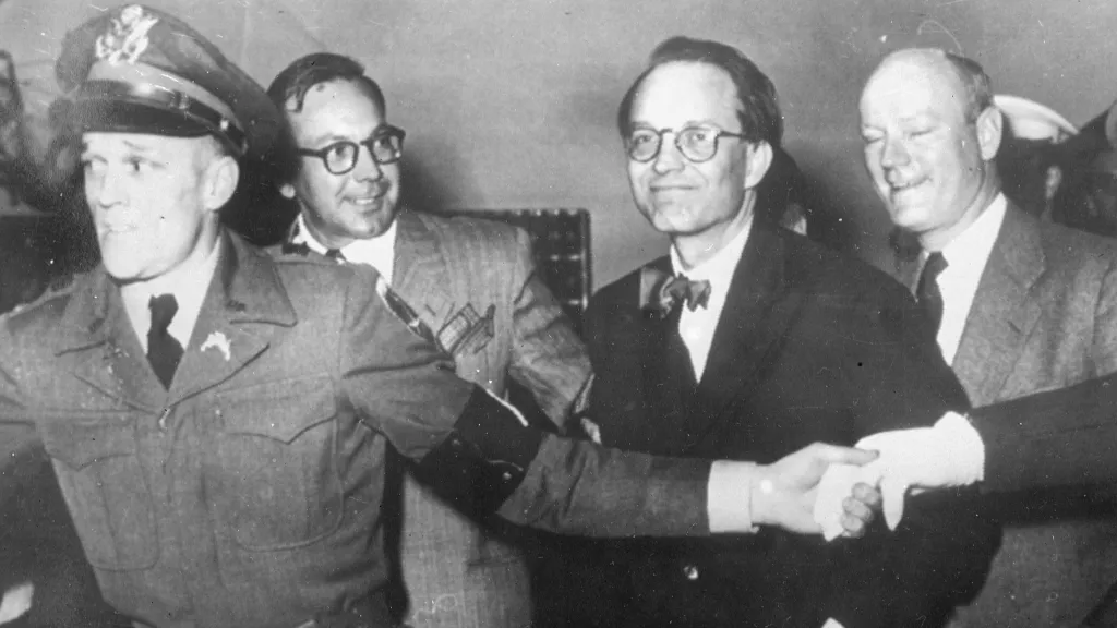 William Oatis po propuštění z československého vězení (druhý zprava)