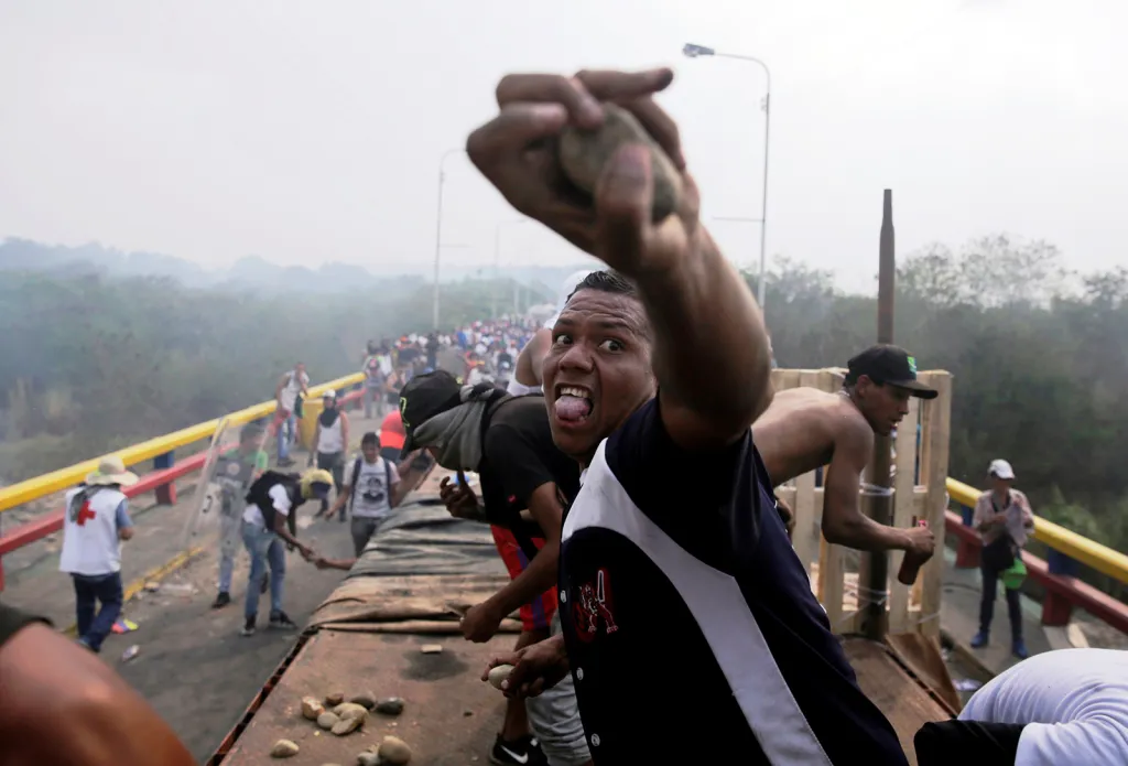 Odpůrci prezidenta Madura při pouličním střetu s ozbrojenými složkami na mostě Francisco de Paula Santander na hranici mezi Kolumbií a Venezuelou