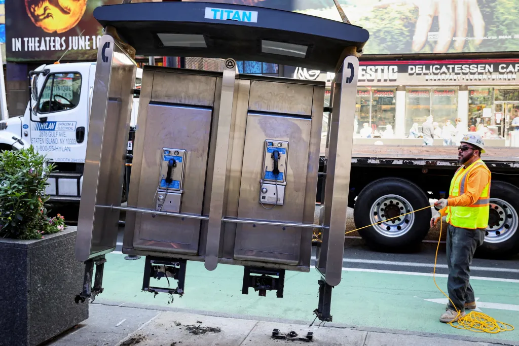 Newyorčané se rozloučili s poslední telefonní budkou ve městě