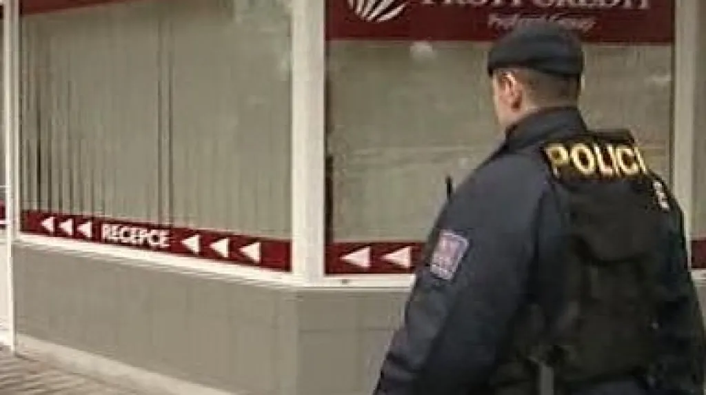 Policista u sídla firmy