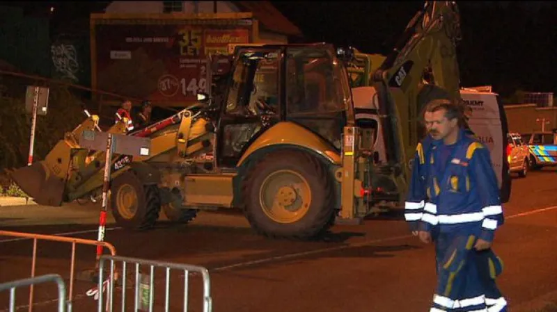 V Prosecké ulici se propadla silnice, až do tří metrů