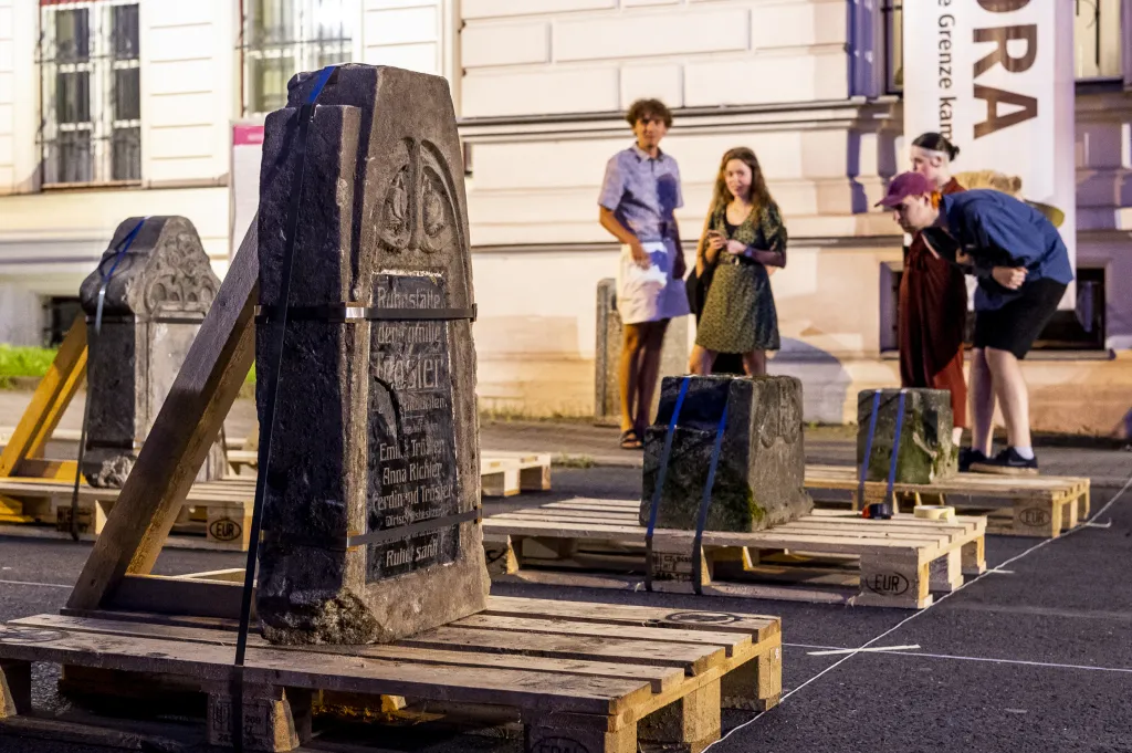 Vystavené náhrobky pocházejí z nedalekých Zubrnic, kde nechala roku 1968 tamní obec vyčistit hřbitov od opuštěných, převážně německých hrobů