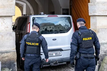 Soud poslal do vazby muže, který dle policie útočil v obchodním domě v Hradci