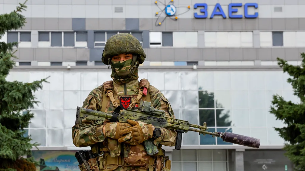 Voják před Rusy okupovanou Záporožskou jadernou elektrárnou