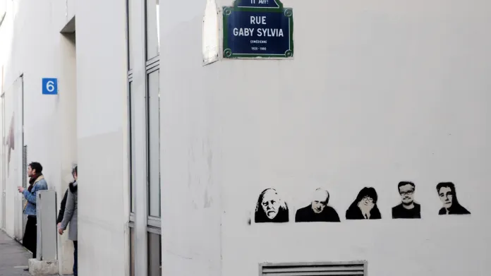 Obrázky zabitých karikaturistů u bývalého sídla redakce Charlie Hebdo