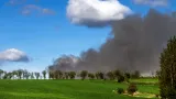 Hasiči zasahují u požáru skládky u obce Rynholec