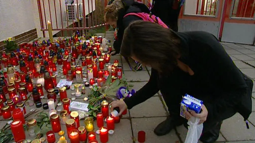 Lidé u školy ve Žďáru zapalují svíčky