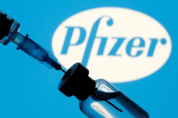 Společnost Pfizer začala testovat vakcínu proti variantě omikron