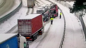 Silné sněžení zkomplikovalo situaci na dálnici D1 na 50. kilometru, kde dopravu ve směru na Prahu zablokovaly uvázlé kamiony