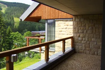 Vylidňují „velcí kluci z Prahy“ Špindlerův Mlýn? Investoři lační po stavbě bytů, radnice jim brání