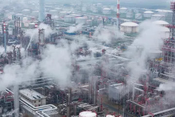 Srbská rafinerie pod americkými sankcemi přerušuje provoz kvůli nedostatku ropy