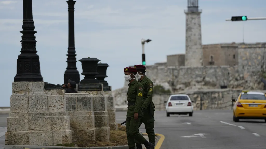 Vojáci hlídkující v ulicích Havany