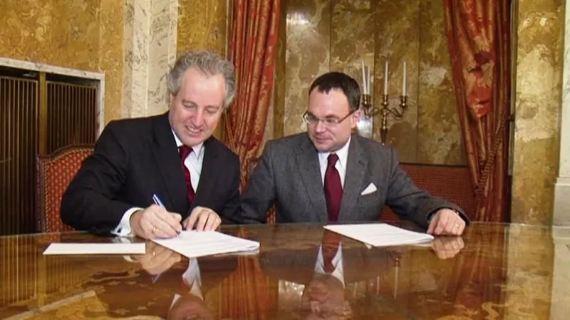 Manfred Honeck podepisuje smouvu s Českou filharmonií