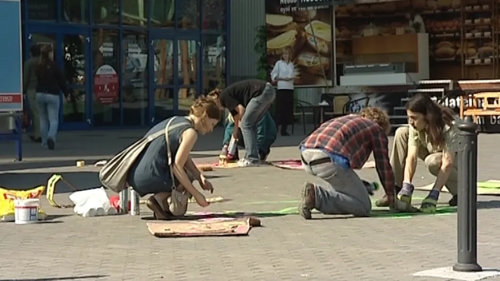 Studenti brněnského gymnázia při výrobě rekordního tabla