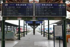 Železniční dopravu mezi Prahou a Kolínem poznamenalo poškozené trakční vedení