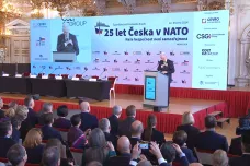 Čtvrtstoletí Česka v NATO připomněla konference na Hradě, nad Prahou proletěly stíhačky