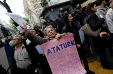 Turecká opozice žádá anulování referenda