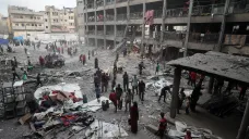 Palestinci ve městě Gaza si prohlížejí škody po nedělním izraelském zásahu školy, která poskytovala vysídleným osobám útočiště (30. 6. 2025)