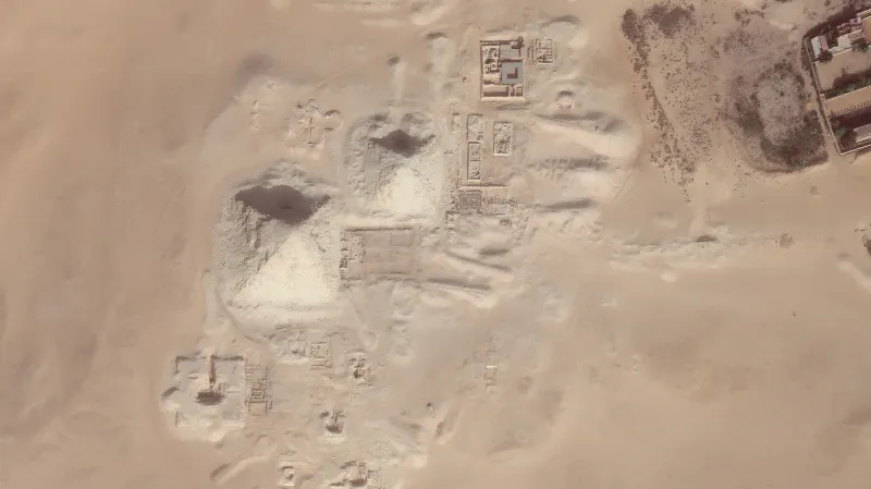 Pohled na pyramidové pole v Abúsíru, kde se pod pískem rýsuje množství dosud neodkrytých struktur