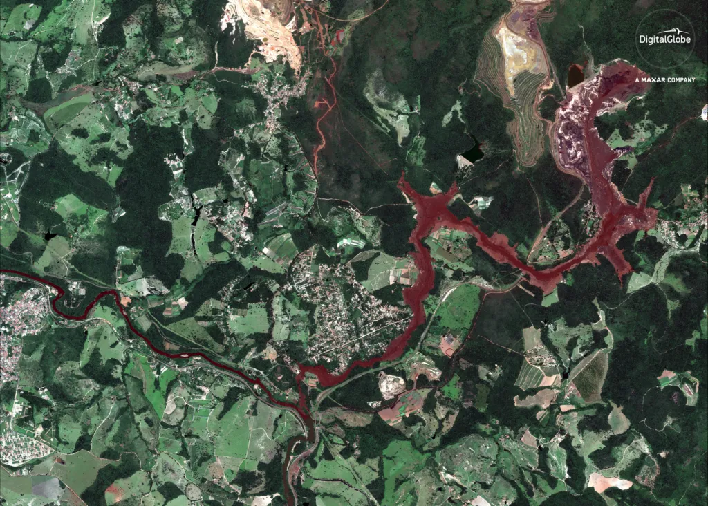 Blátivé koryto po protržené odpadní přehradě v Brazílii s vysokým obsahem oxidu železitého, který může kontaminovat pitnou vodu pro pět z 26 brazilských států