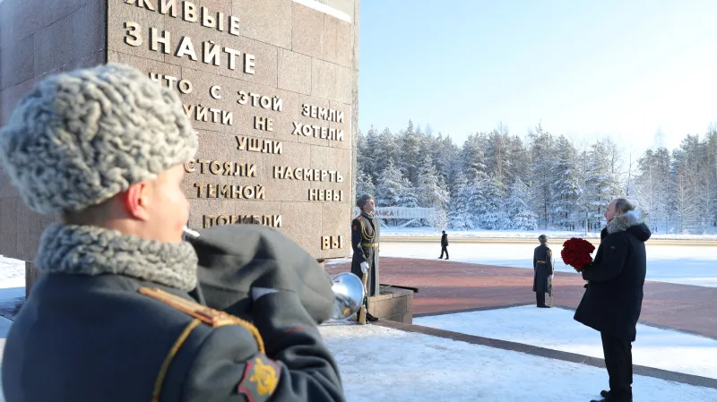 Vladimir Putin na Piskarevském hřbitově