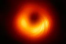 Osm radioteleskopů spojilo síly, aby detailně vyfotily okolí černé díry
