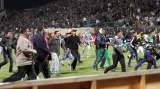 Fanoušci pronásledují fotbalisty Al-Ahlí