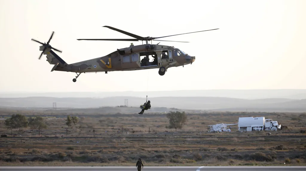 Izraelské vzdušné síly používají americké vrtulníky Black Hawk