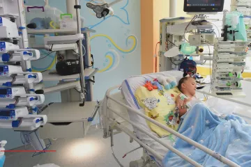 Rodiče mají nárok být neustále po boku svých hospitalizovaných dětí, rozhodlo ministerstvo