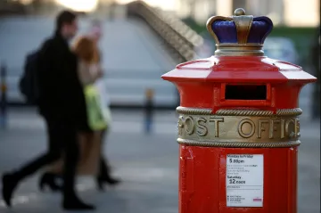Křetínský se přiblížil převzetí britské pošty. Mateřská firma přijala nabídku