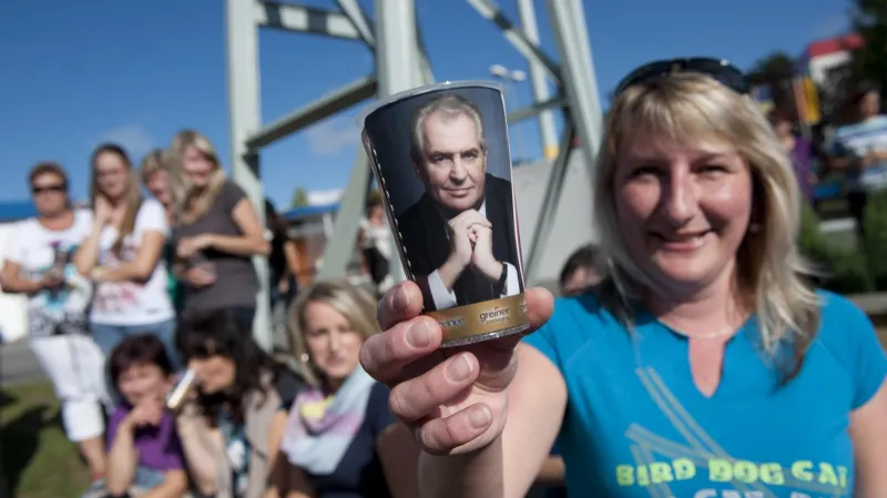 Kelímek s portrétem prezidenta Miloše Zemana