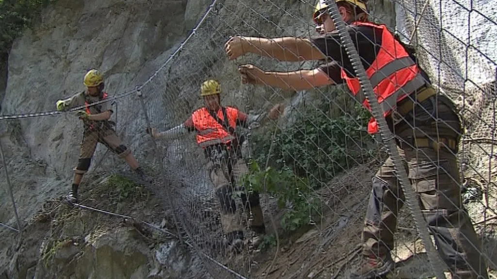 Pracovníci zpevnili a zabezpečili nejakutnějších dvacet metrů