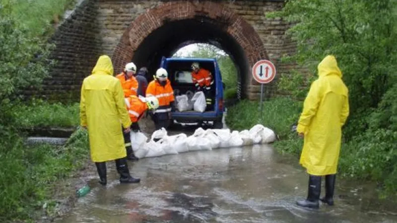 Hasiči budují zátarasy