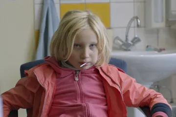 Filmový postřeh: Narušitel systému pobuřuje a citově vydírá
