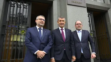 Zleva nový ministr zemědělství Martin Šebestyán (za SPD), premiér Andrej Babiš (ANO) a končící ministr zemědělství Marek Výborný (KDU-ČSL) před uvedením nového ministra do úřadu