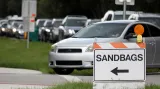 Obyvatelé Floridy si mohou na veřejných místech nabrat do pytlů písek, aby zabezpečili svoje nemovitosti