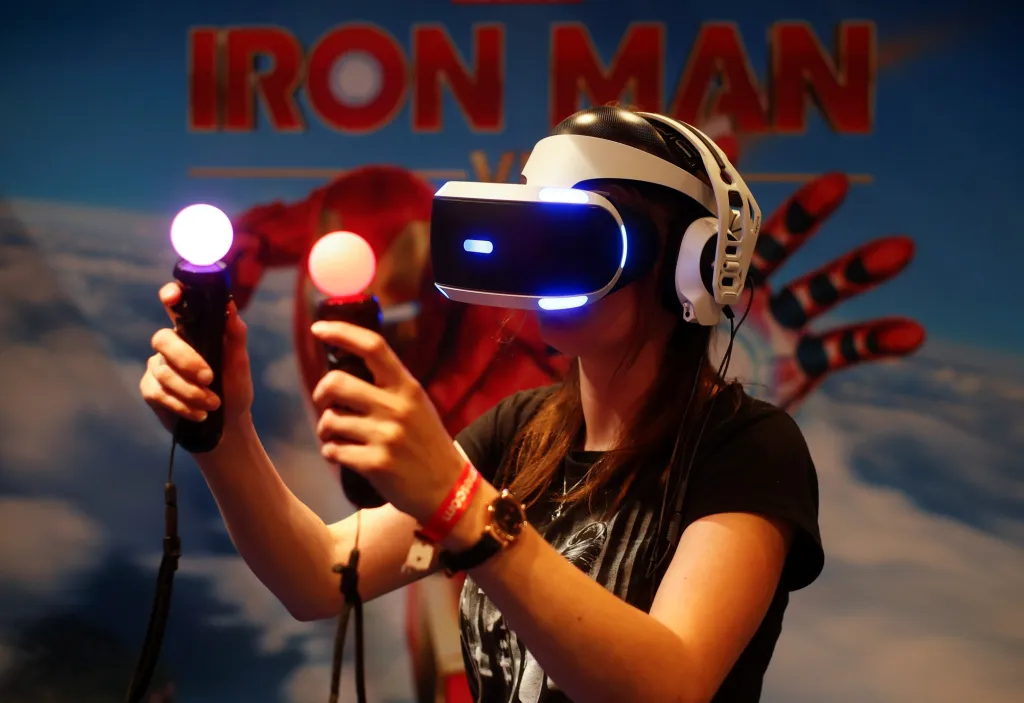 Playstation VR s brýlemi pro virtuální realitu a dvěma ovladači, které tvarem připomínají žárovky