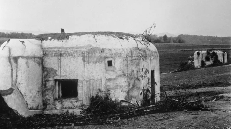 Snímek ze Šumavy z roku 1938 ukazuje, jak by prvosledové objekty lehkého opevnění nového typu vytvořily palebnou přehradu
