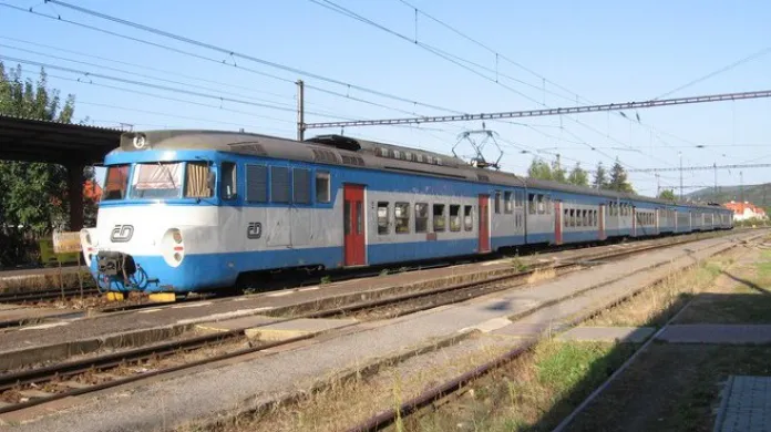 Elektrická jednotka ČD řady 451 v železniční stanici Řevnice na trati 171